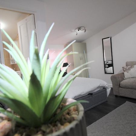 Studio 2 Min Walk To Upton Park Station London Exterior photo